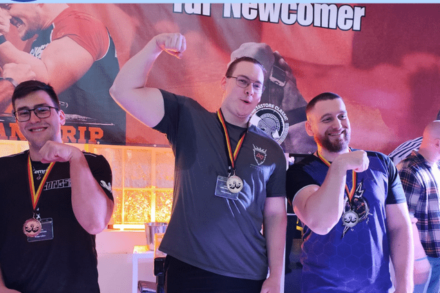 Die Armringer posieren für ein Foto nach ihrem Erfolg bei den Deutschen Meisterschaften 2025