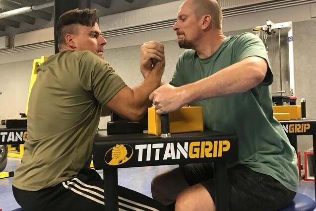 Armtische für Inklusion Zwei Männer demonstrieren die Nutzung der neuen Tische für die Armringabteilung, an denen Kinder und Menschen