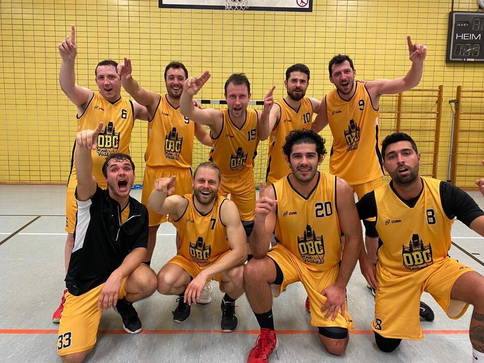 Sportgruppe 88 posiert jubelnd für ein Gruppenbild