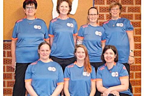 Aufstieg 1. Bundesliga Damen Bohle-Kegeln Ein Gruppenfoto mit 7 Frauen. Auf dem Foto sieht man die Spielgemeinschaft EBT/Eintracht Berlin nachdem sie bei dem Turnier in Lüneburg in die 1.Bundesliga aufgestiegen sind.