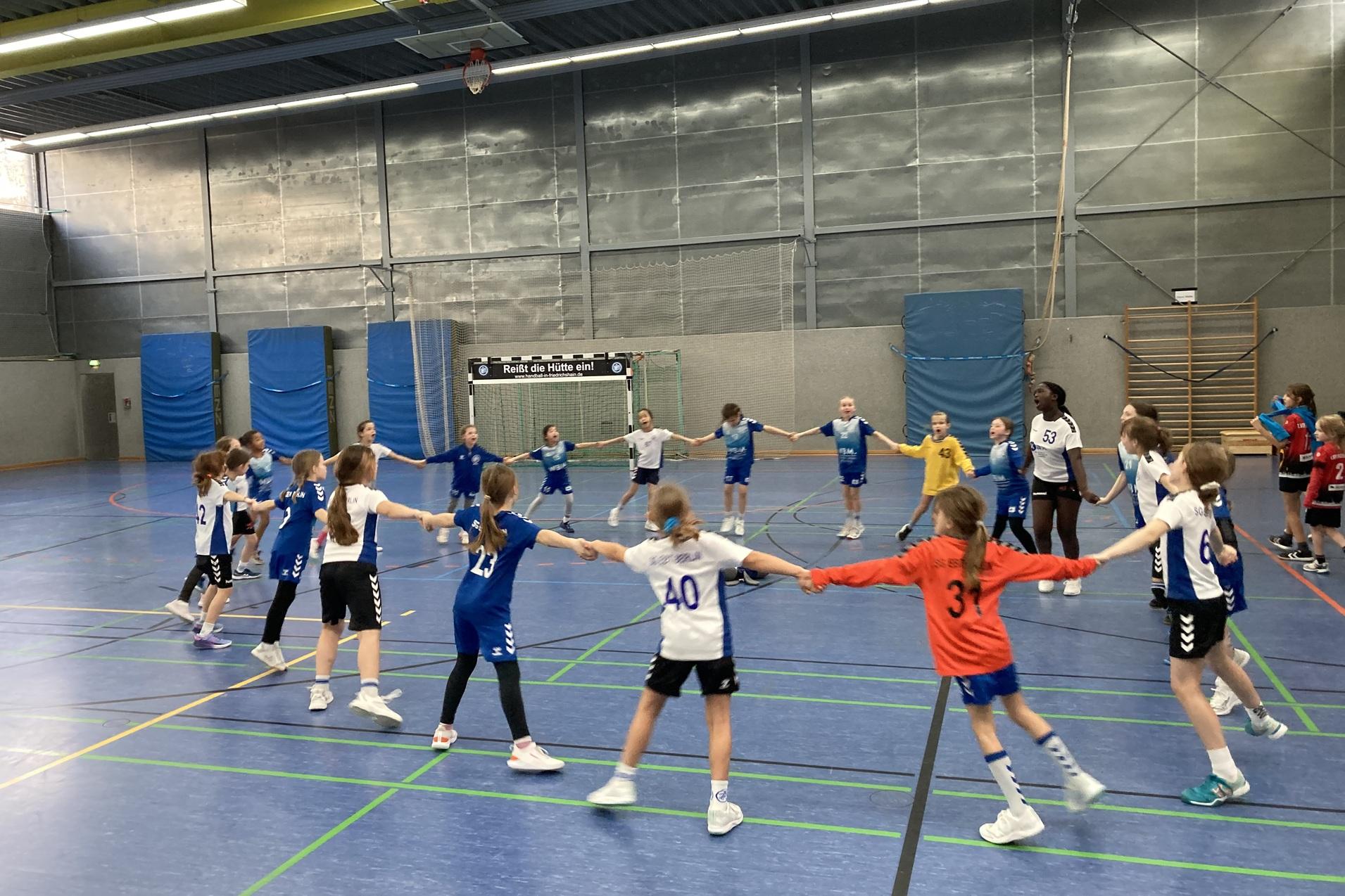 Erw&auml;rmung beim Neujahrsturnier 2026 in der Sporthalle