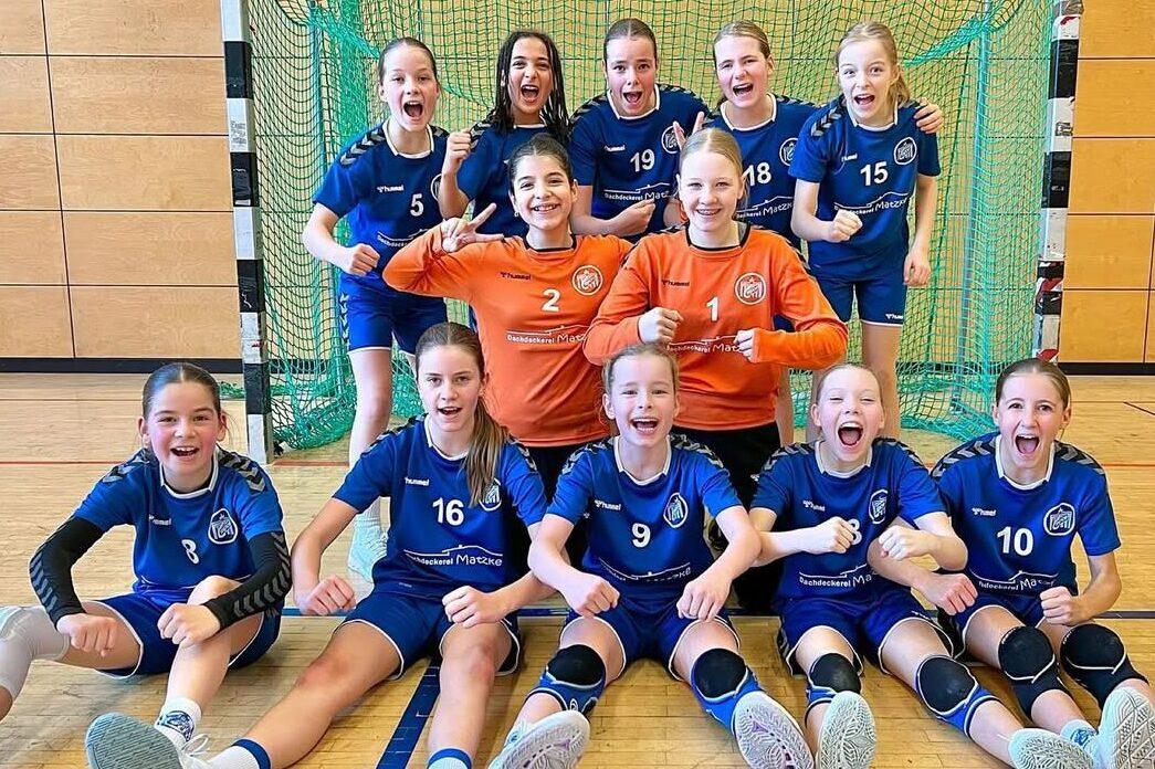 5 von 5 erfolgreiche Heimspiele der Handball-Mädels. Kämpferisches Gruppenfoto der D-Jugend November 2024