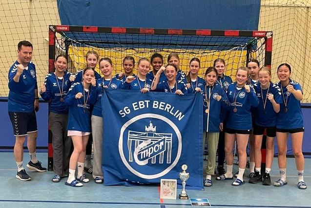 C-Jugend beim Warnemündecup Die Handball-C-Jugend posiert für ein Foto in der Halle, nachdem sie sich den dritten Platz beim Warnemünde-Cup 2025 erkämpft haben.