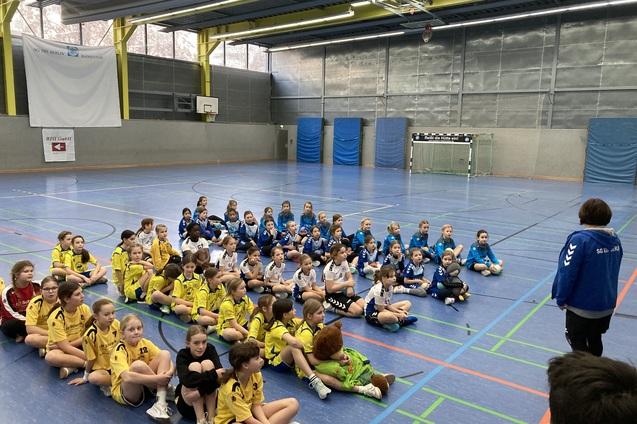 Eröffnungsrede Neujahrsturnier 2026 die teilnehmenden Mannschaften des Neujahrsturnier 2026 hören der Eröffnungsrede zu