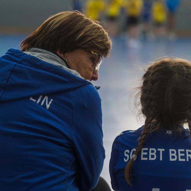 Neujahrsturnier 2026 Michaela und Spielerin beim  Bank-Talk