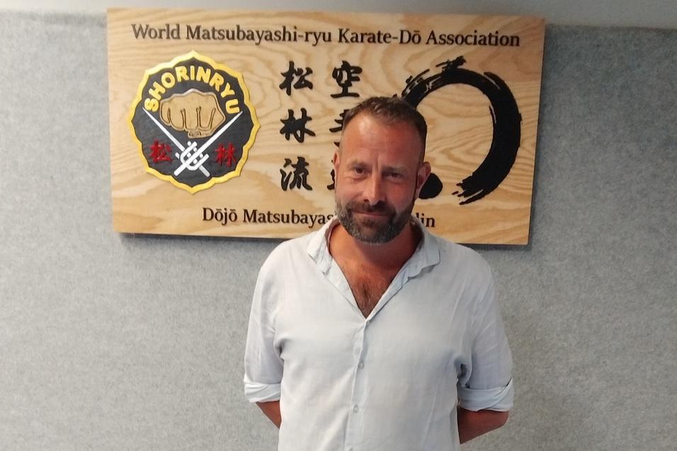 Abteilungsleiter vom Kampfsport Manuel Weber, posiert hier für das Foto, das auf der Vereinswebsite verwendet werden soll.