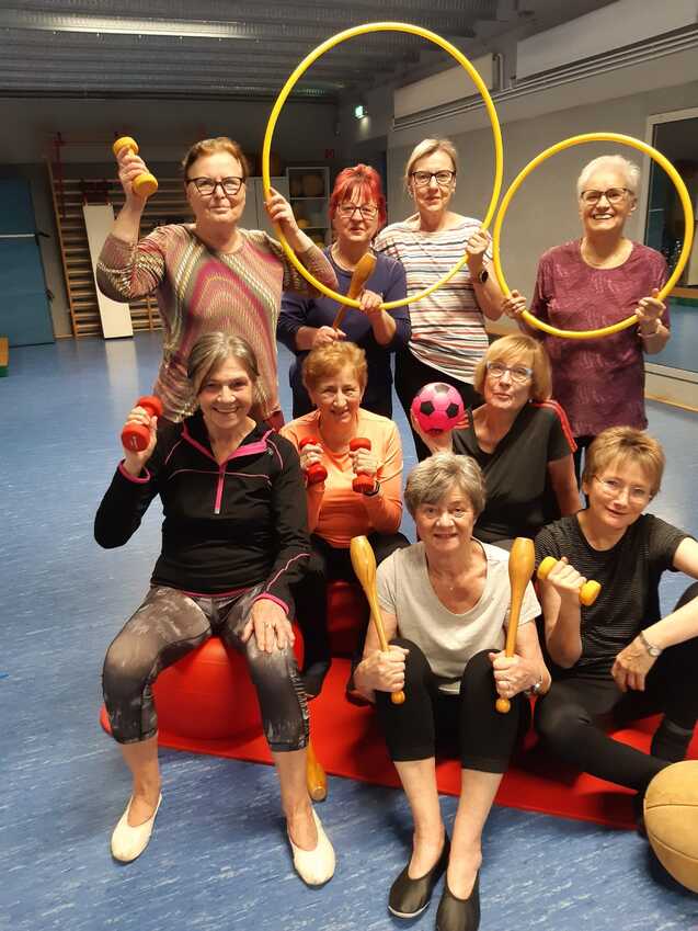 Gymnastik -und Turngruppe Witt Die Gymnastikdamen posieren für ein Foto.