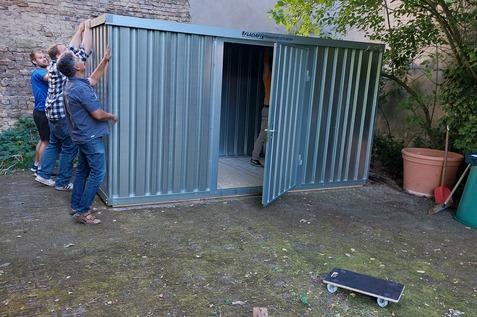 Containeraufbau - fast fertig Der Containeraufbau für Sportmaterialien, hier stehen schon alle Wände.