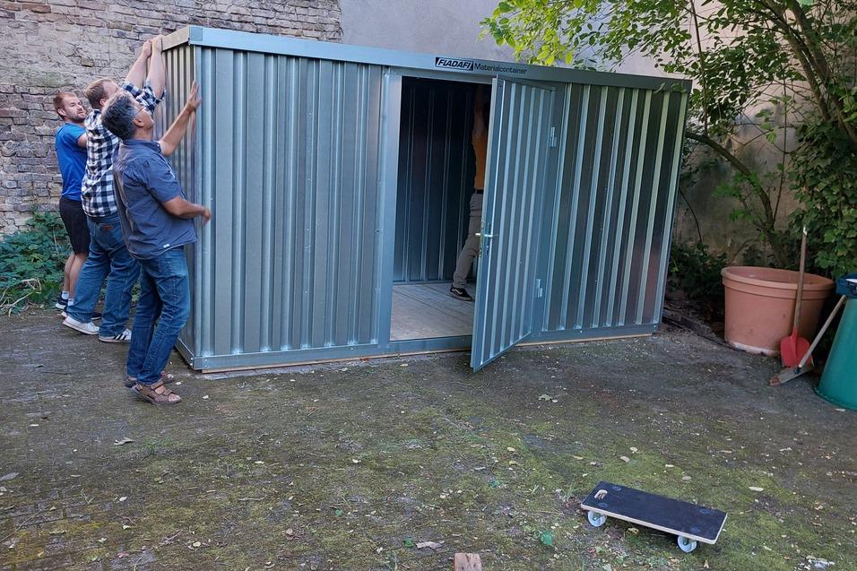 Containeraufbau - fast fertig Der Containeraufbau für Sportmaterialien, hier stehen schon alle Wände.