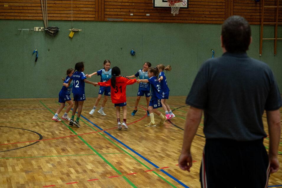 Spaß beim Ulzburgturnier 2025 Handballerinnen der E und F Jugend halten sich beim Ulzburgturnier 2025 an den Händen und springen im Kreis.