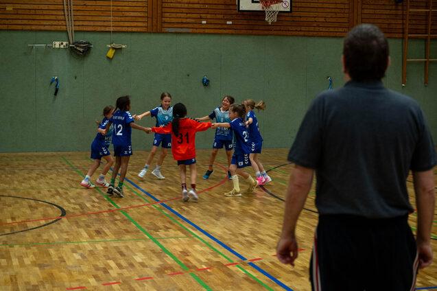 Spaß beim Ulzburgturnier 2025 Handballerinnen der E und F Jugend halten sich beim Ulzburgturnier 2025 an den Händen und springen im Kreis.
