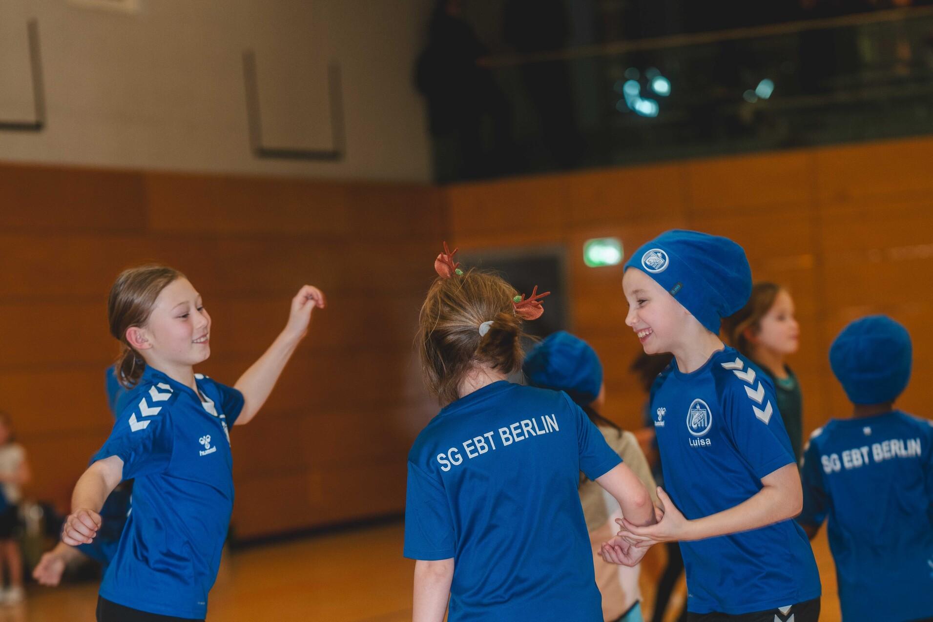 Die Handball- E+F Jugend freut sich &uuml;ber ihre Vereinsm&uuml;tzen- Geschenke zu Weihnachten.