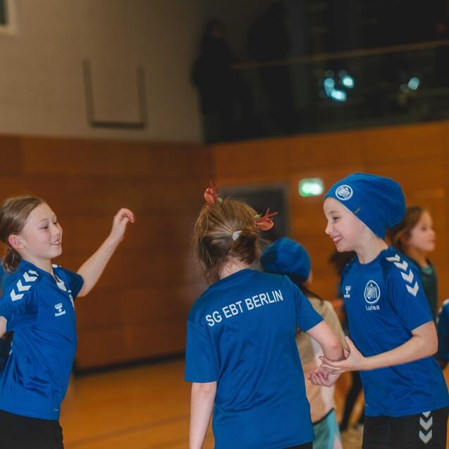 Die Handball- E+F Jugend freut sich &uuml;ber ihre Vereinsm&uuml;tzen- Geschenke zu Weihnachten.
