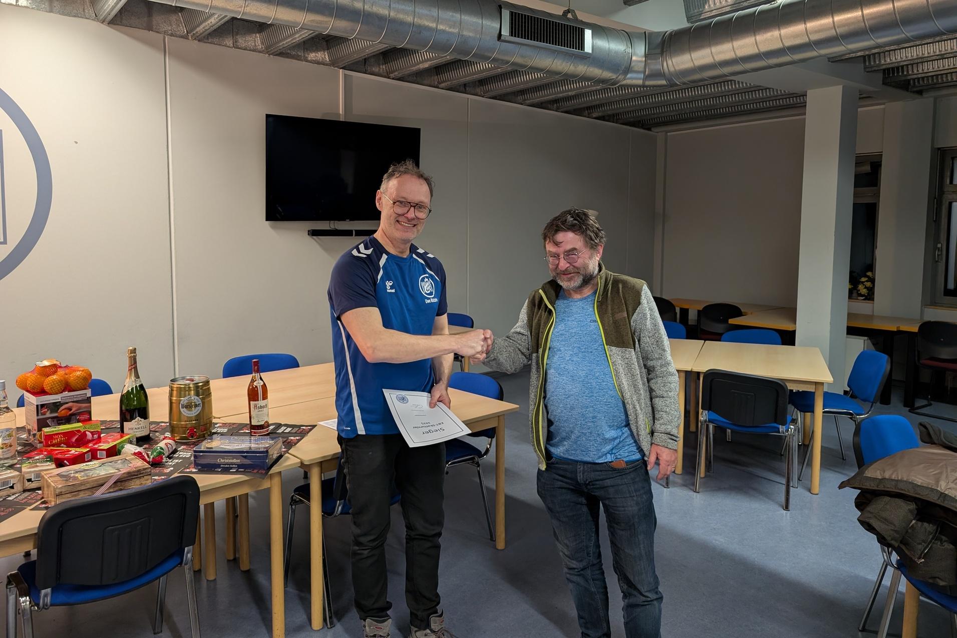 Uwe Mahlzahn gratuliert dem  Erstplazierten Peter Ständert zum Sieg beim SKatturnier