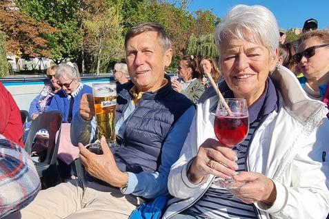Dampferfahrt 2025 Deck Dampferfahrt 2025, zwei Teilnehmer sitzen in der Sonne auf dem Deck des Schiffes.