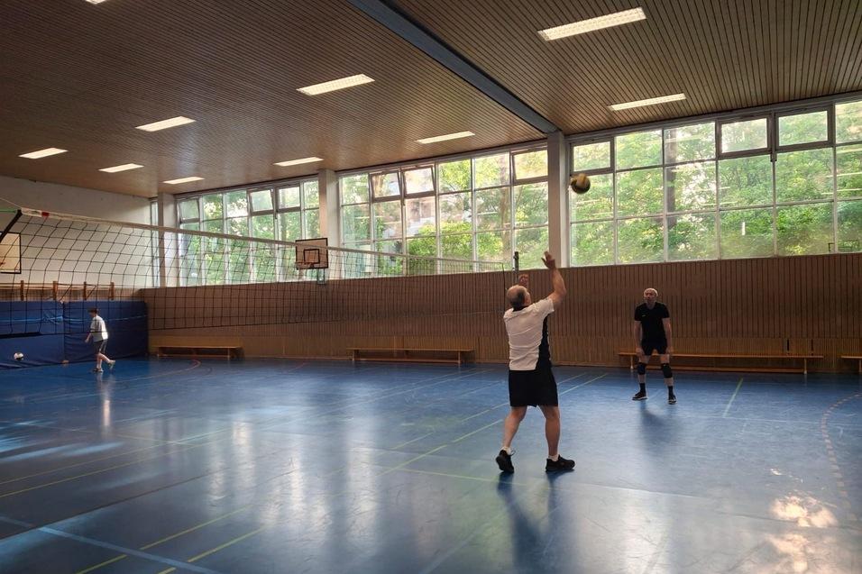 Foto der Sportgruppe 81 beim Volleyballtraining in der Halle