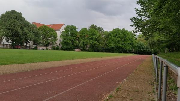 Blick auf die Laufbahn im Stadion 1.Mai